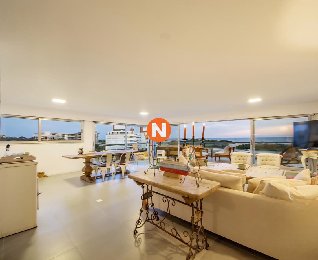 En venta en zona playera, apartamento de 3 dormitorios en Br ...