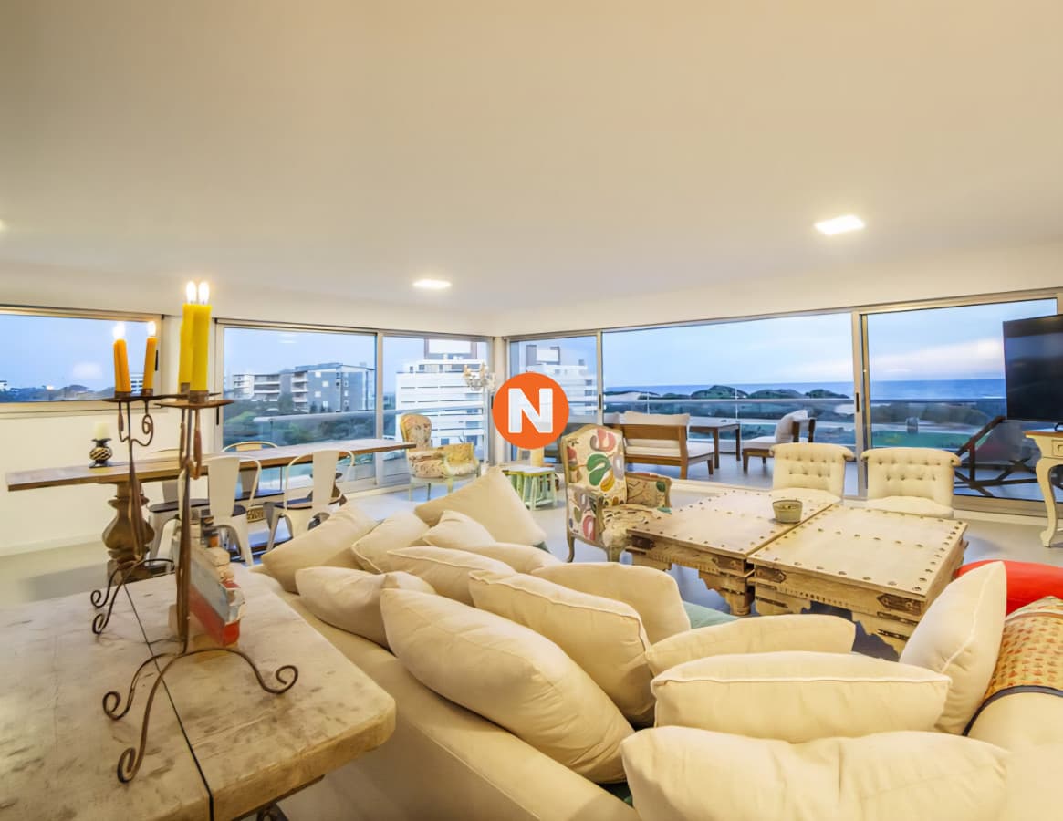 En venta en zona playera, apartamento de 3 dormitorios en Br ...