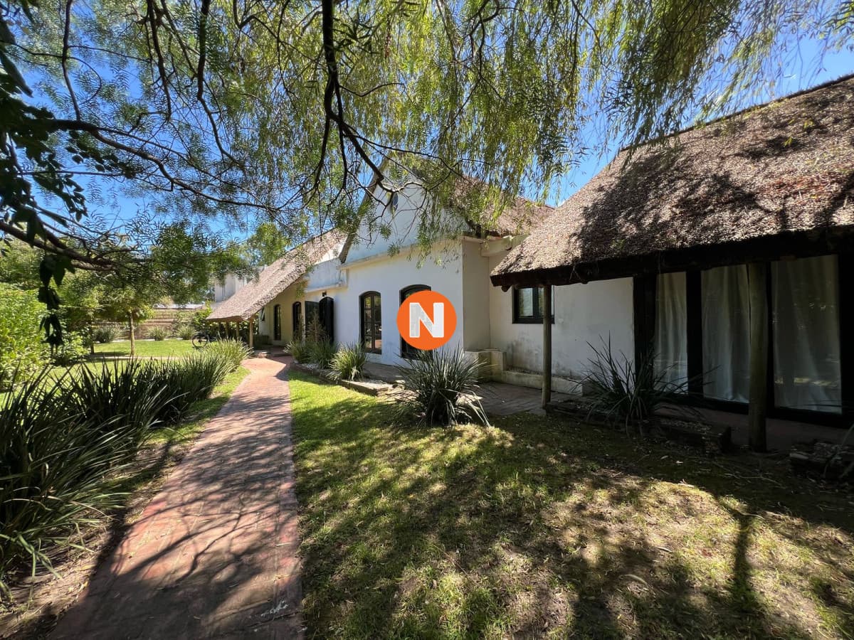 Amplia casa a la venta en Punta del Este de 6 dormitorios en ...