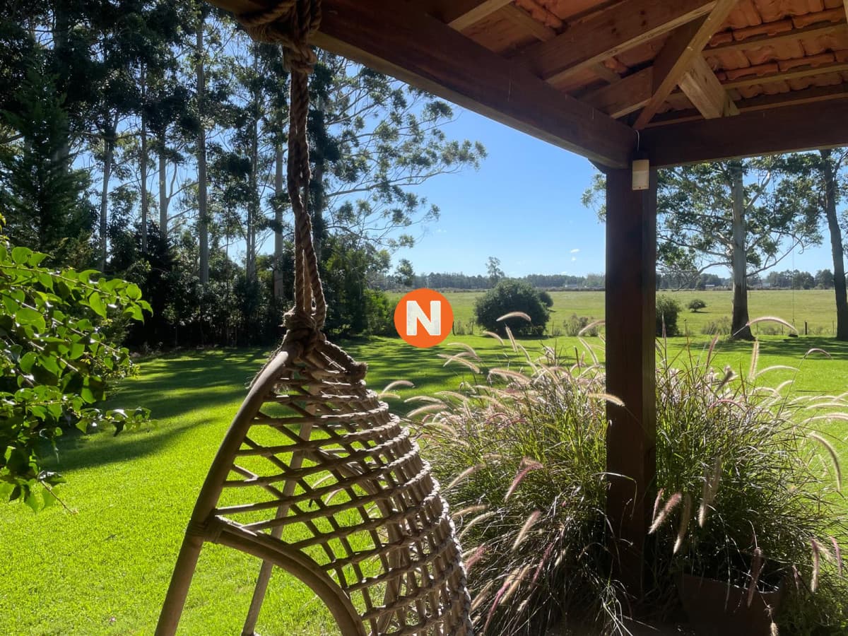Vende impresionante casa en Punta Ballena de 2 dormitorios.