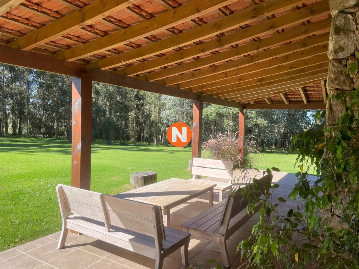 Vende impresionante casa en Punta Ballena de 2 dormitorios.