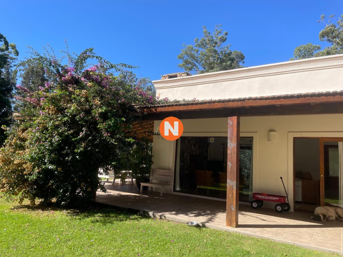 Vende impresionante casa en Punta Ballena de 2 dormitorios.