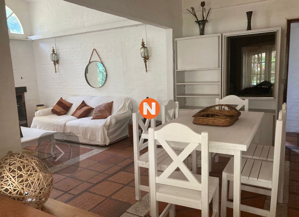 Vende casa en Punta del Este de 4 dormitorios.