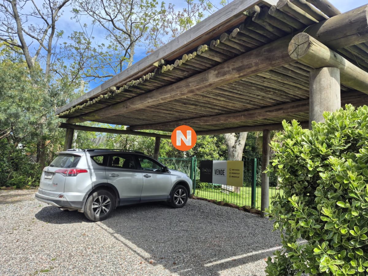 Casa de 4 dormitorios en Punta del este con 2300 mts 2 de te ...