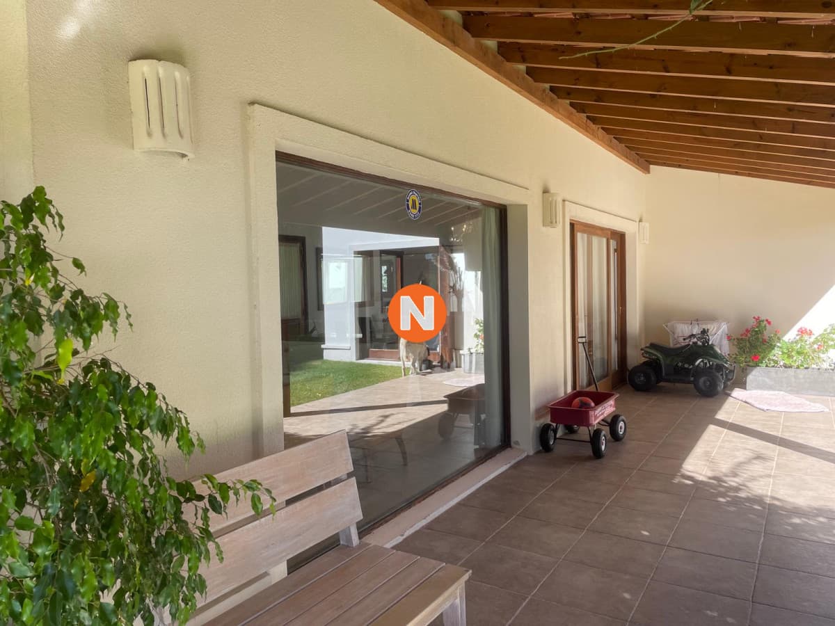 Vende impresionante casa en Punta Ballena de 2 dormitorios.