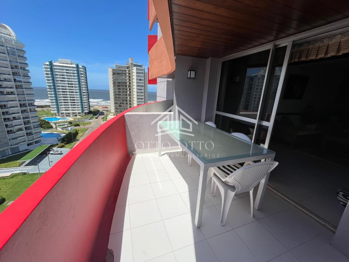 Oportunidad. Vende apartamento de 2 dormitorios con amplia planta en Punta del Este