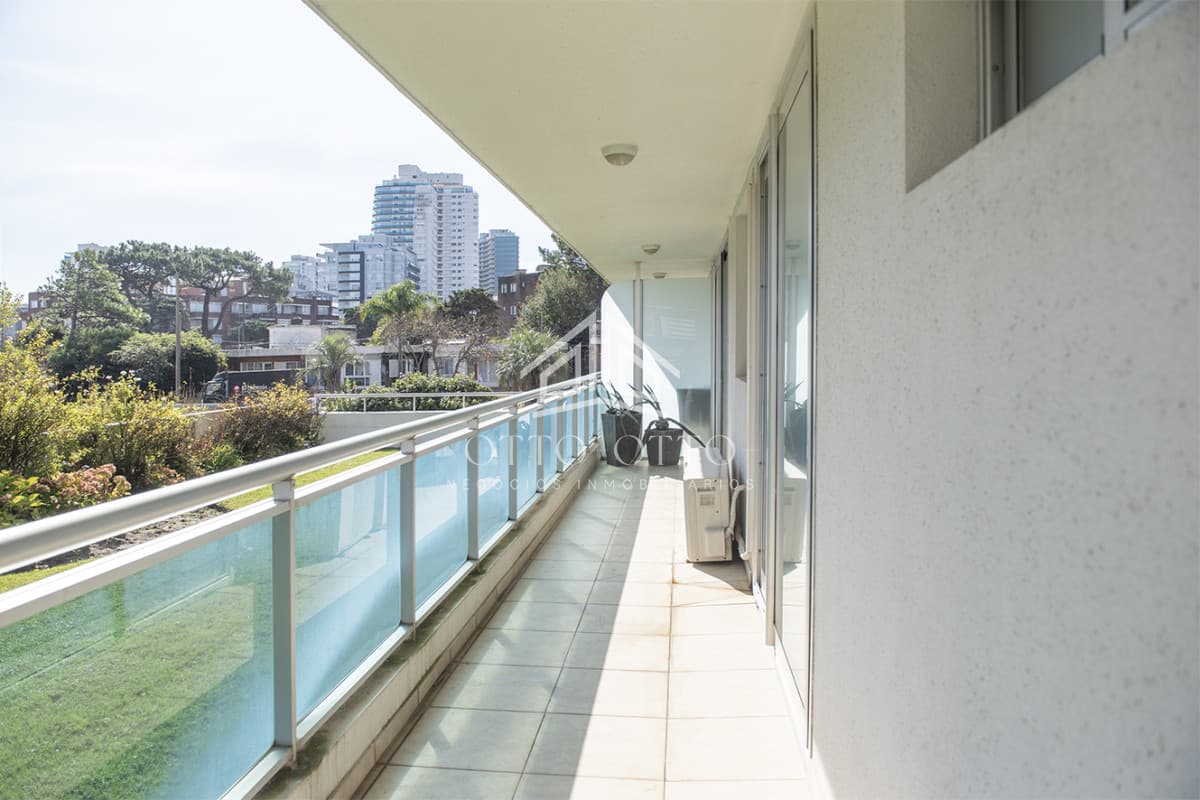 Oportunidad. Vende departamento de 2 dormitorios en Punta del Este