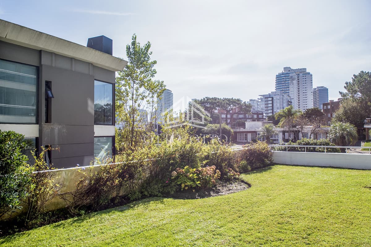 Oportunidad. Vende departamento de 2 dormitorios en Punta del Este
