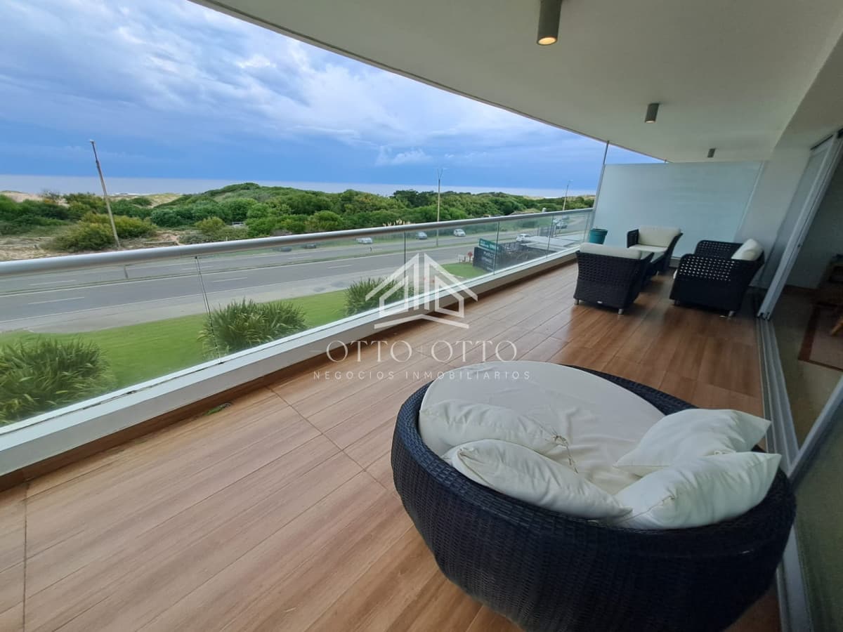 Apartamento en venta de 3 dormitorios y servcio en Punta del Este Primera Línea Brava