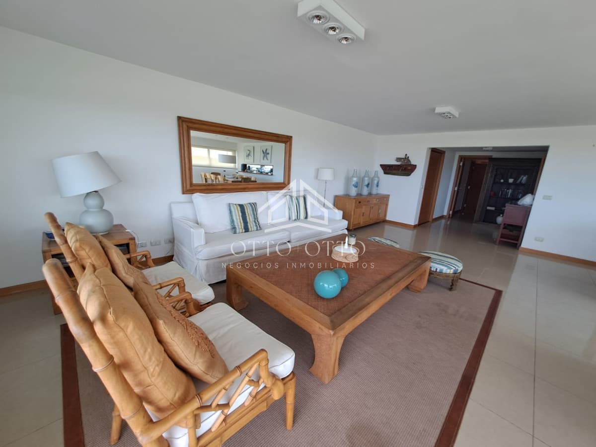 Apartamento en venta de 3 dormitorios y servcio en Punta del Este Primera Línea Brava