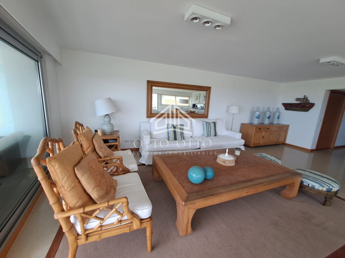 Apartamento en venta de 3 dormitorios y servcio en Punta del Este Primera Línea Brava