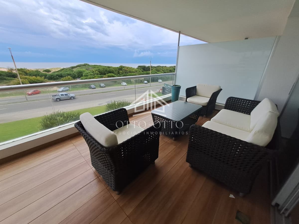 Apartamento en venta de 3 dormitorios y servcio en Punta del Este Primera Línea Brava