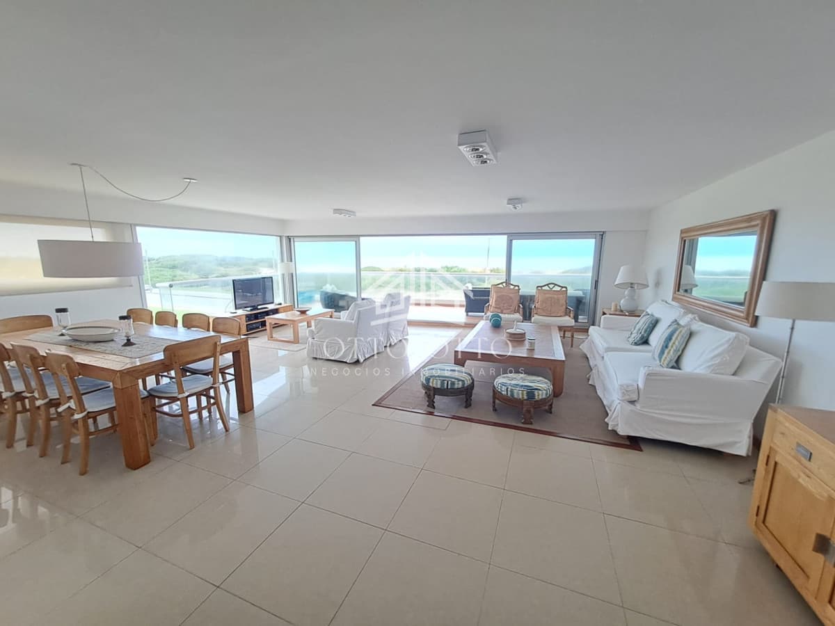 Apartamento en venta de 3 dormitorios y servcio en Punta del Este Primera Línea Brava