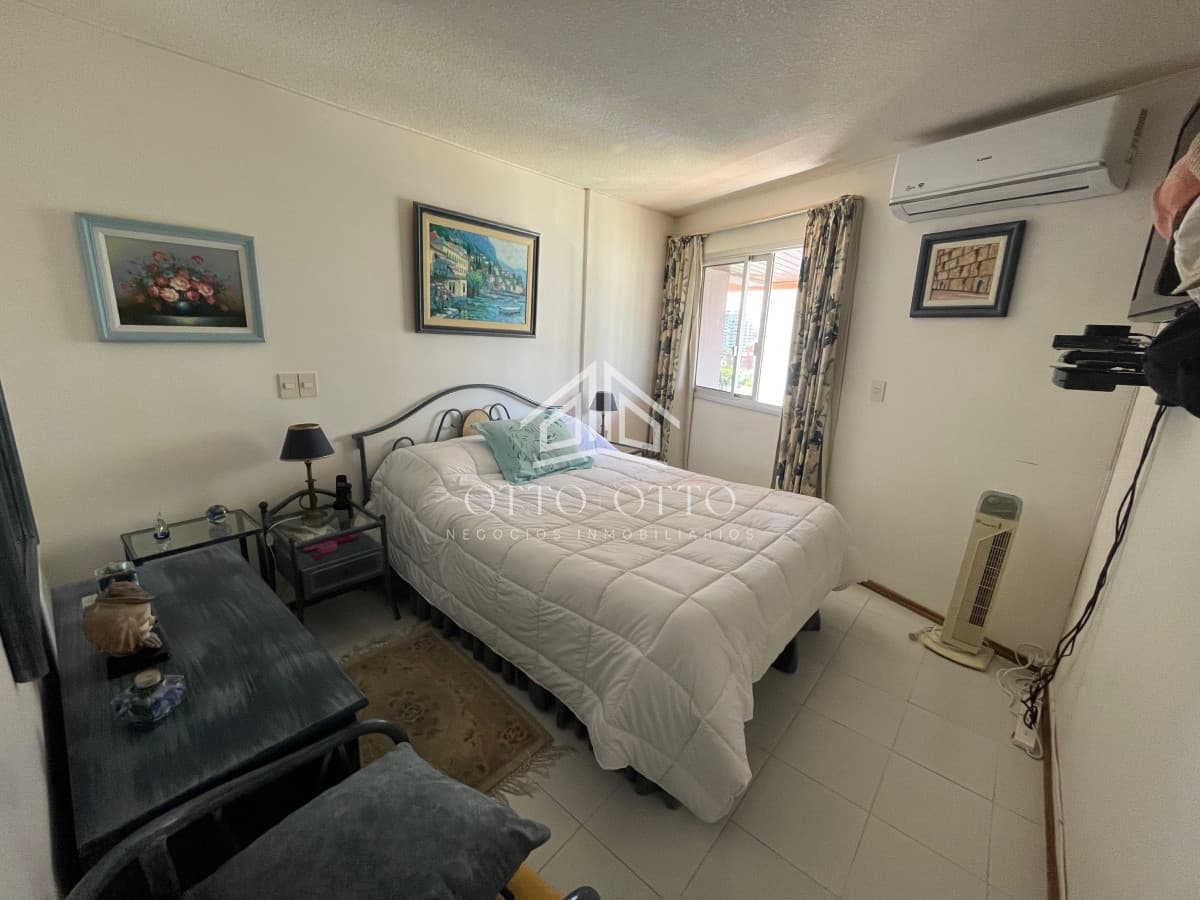 Oportunidad. Vende apartamento de 2 dormitorios con amplia planta en Punta del Este