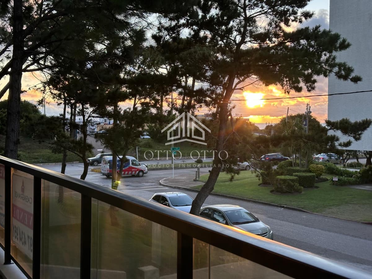 Vende oportunidad en Playa Mansa, primera línea de 2 dormitorios en Punta del Este