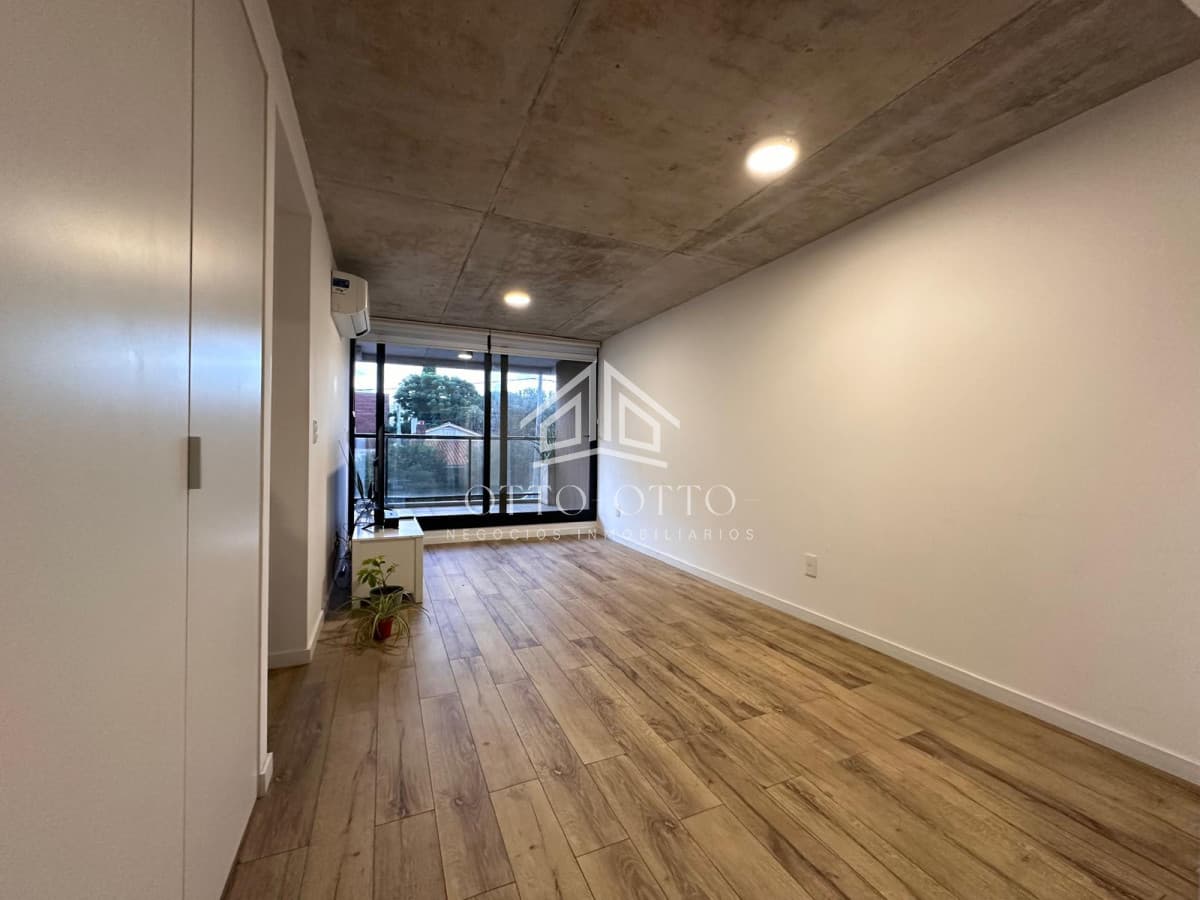 Vende oportunidad en Playa Mansa, primera línea de 2 dormitorios en Punta del Este