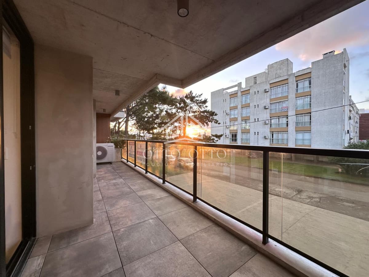 Vende oportunidad en Playa Mansa, primera línea de 2 dormitorios en Punta del Este