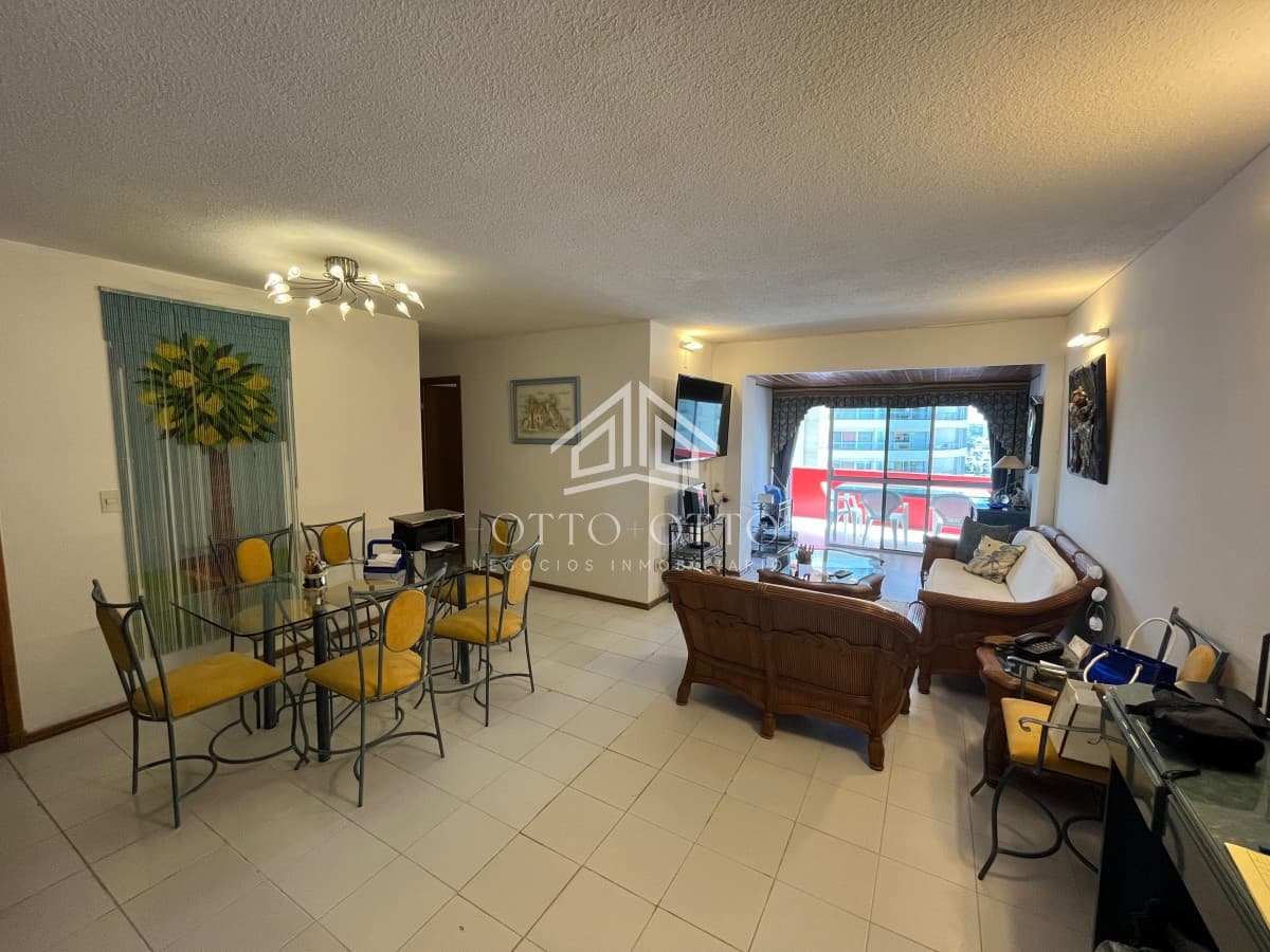 Oportunidad. Vende apartamento de 2 dormitorios con amplia planta en Punta del Este