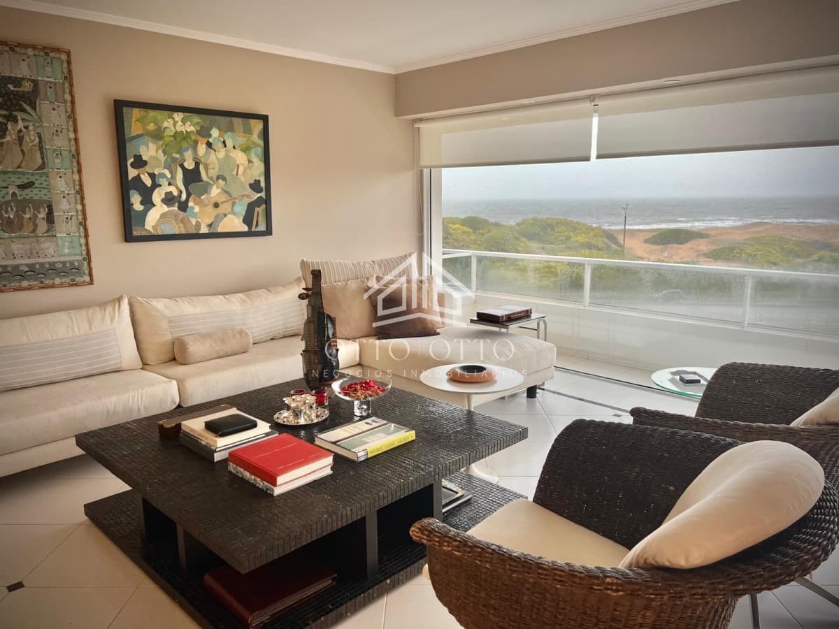 Espectacular Departamento en venta frente al mar, penthouse de 4 dormitorios. Punta del Este