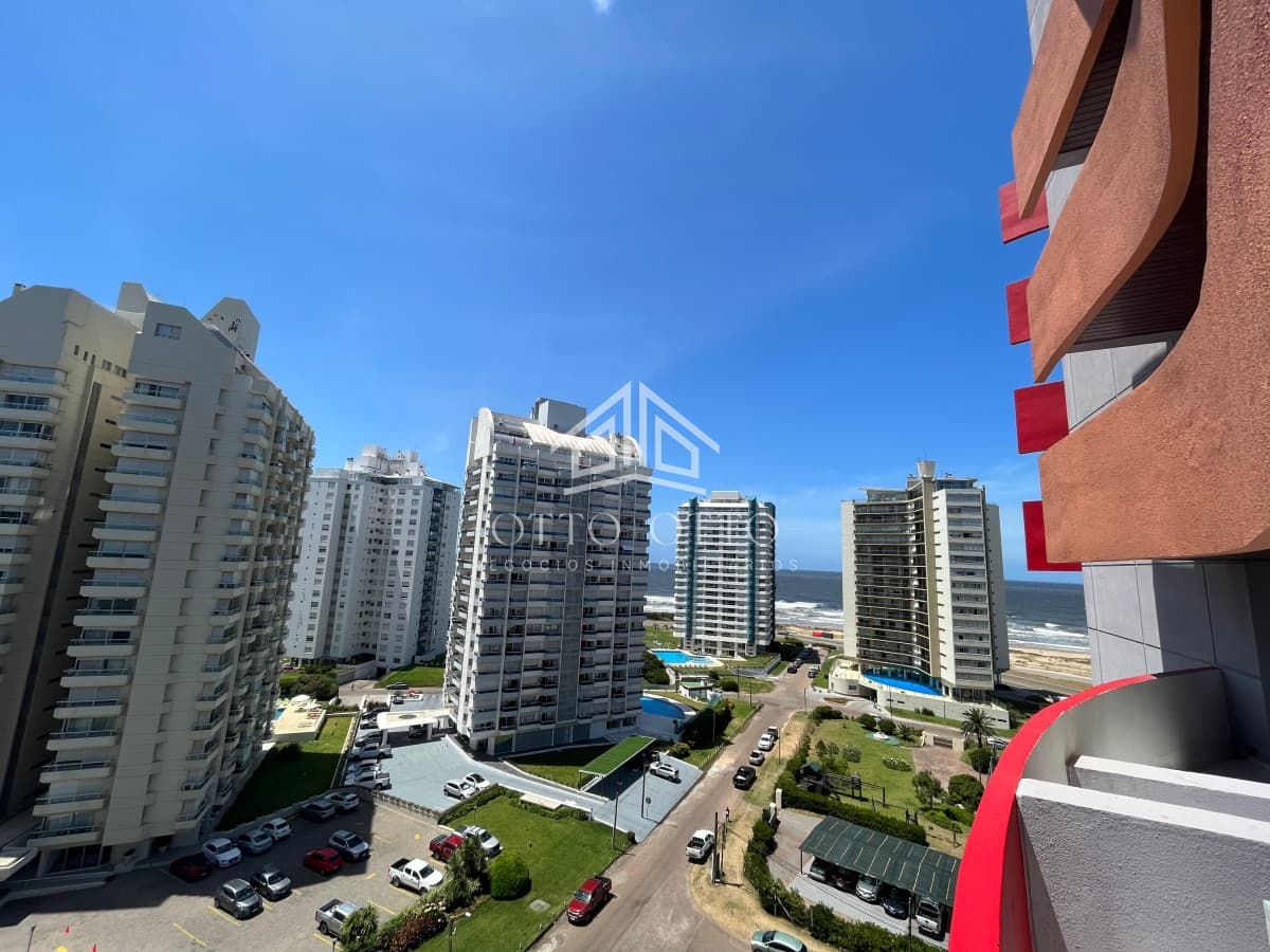 Oportunidad. Vende apartamento de 2 dormitorios con amplia planta en Punta del Este