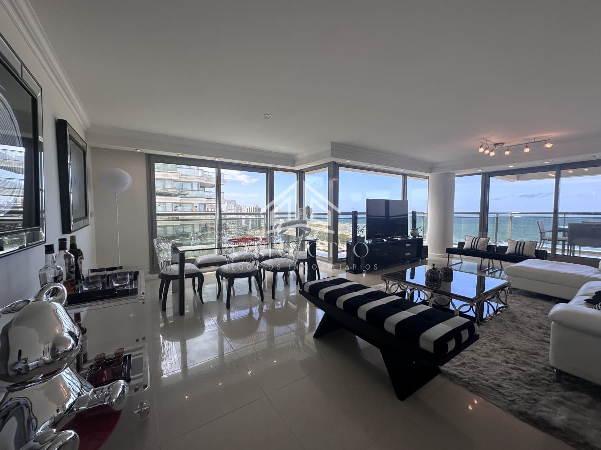 Vende apartamento esquinero de 3 dormitorios en Imperiale, Punta del Este