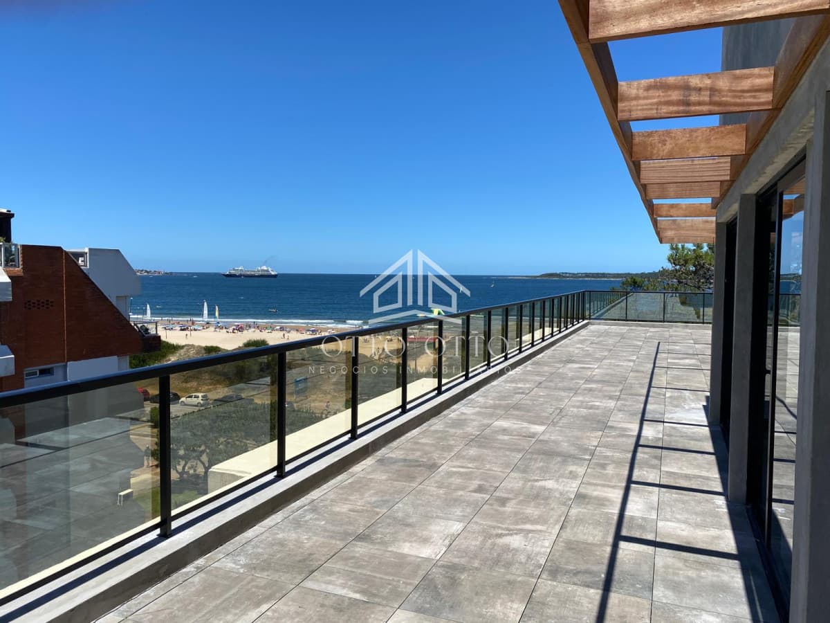 Vende oportunidad en Playa Mansa, primera línea de 2 dormitorios en Punta del Este
