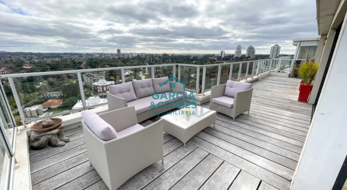 Vende apartamento 4 dormitorios, comodo e iluminado en Mansa Punta del Este.
