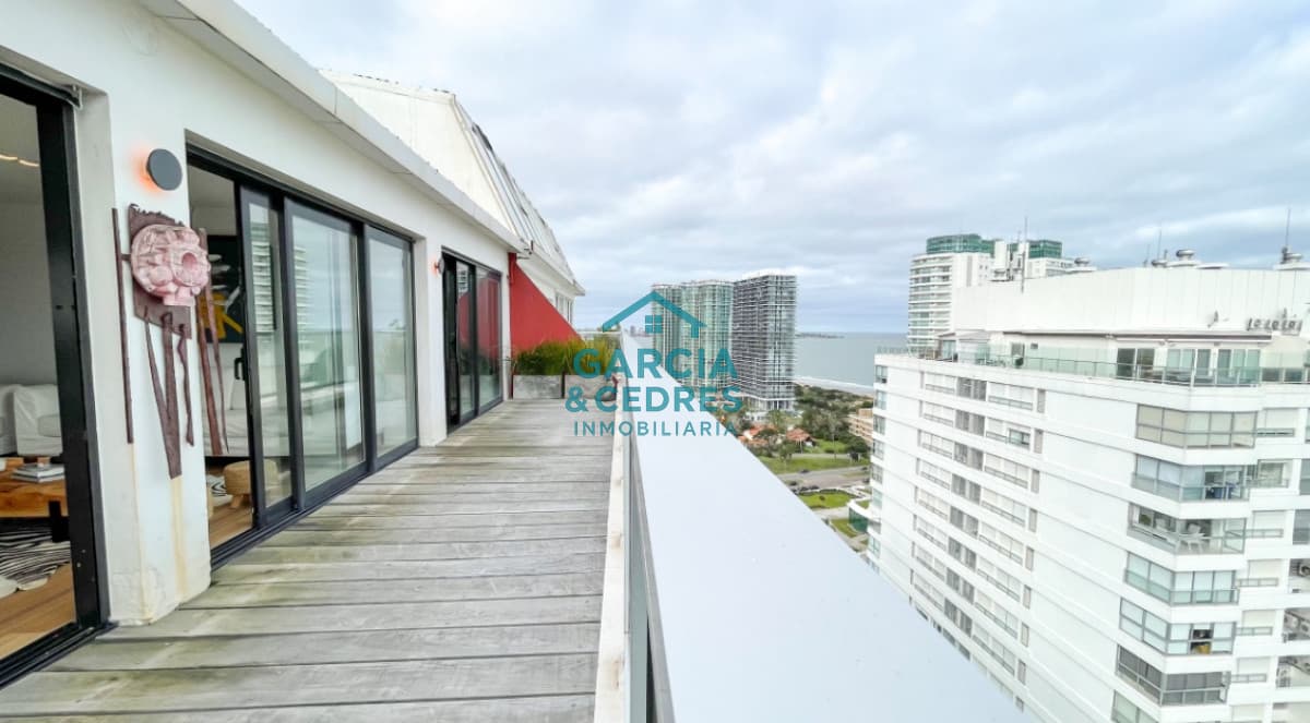 Vende apartamento 4 dormitorios, comodo e iluminado en Mansa Punta del Este.