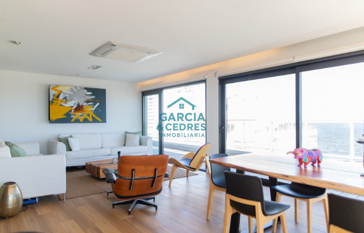 Vende apartamento 4 dormitorios, comodo e iluminado en Mansa Punta del Este.