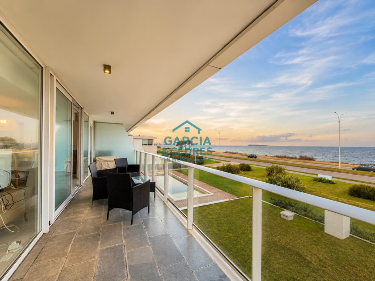 VENDE APARTAMENTO 2 DORMITORIOS 2 BAÑOS FRENTE AL MAR !