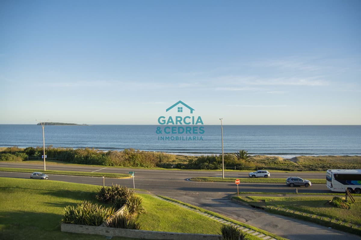 Departamento de 2 suites + depedencia en venta Frente al mar.