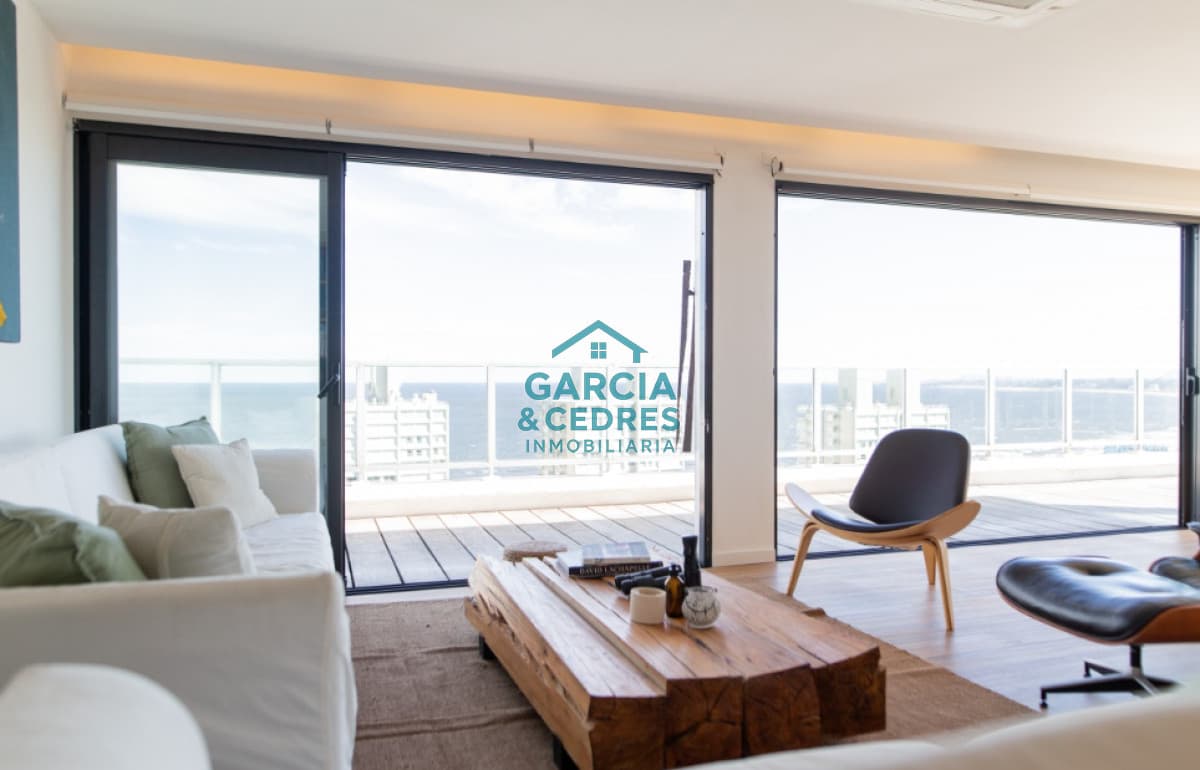 Vende apartamento 4 dormitorios, comodo e iluminado en Mansa Punta del Este.