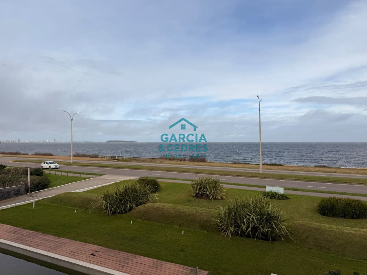 VENDE APARTAMENTO 2 DORMITORIOS 2 BAÑOS FRENTE AL MAR !