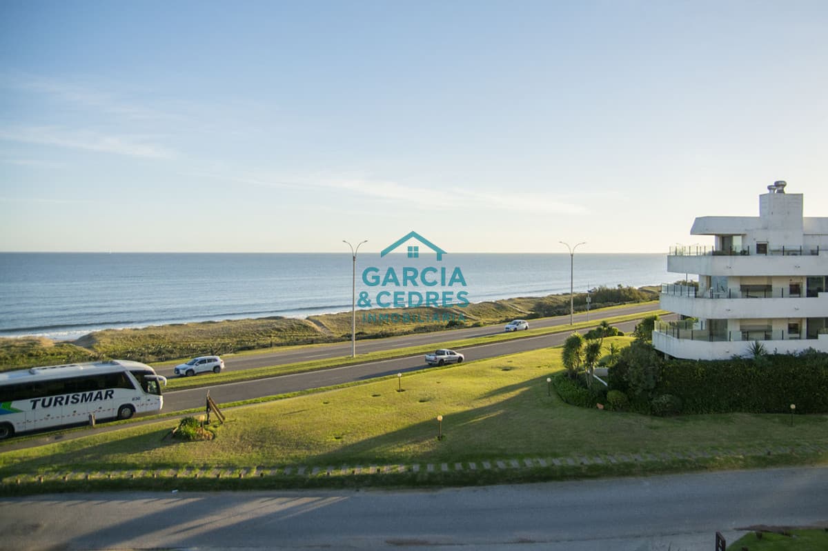 Departamento de 2 suites + depedencia en venta Frente al mar.