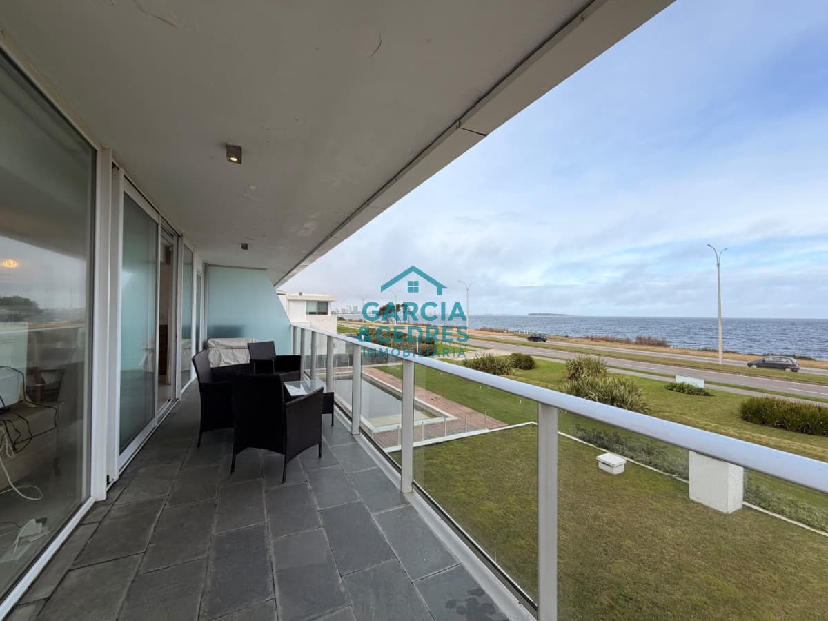 VENDE APARTAMENTO 2 DORMITORIOS 2 BAÑOS FRENTE AL MAR !