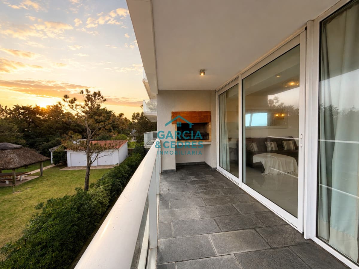VENDE APARTAMENTO 2 DORMITORIOS 2 BAÑOS FRENTE AL MAR !