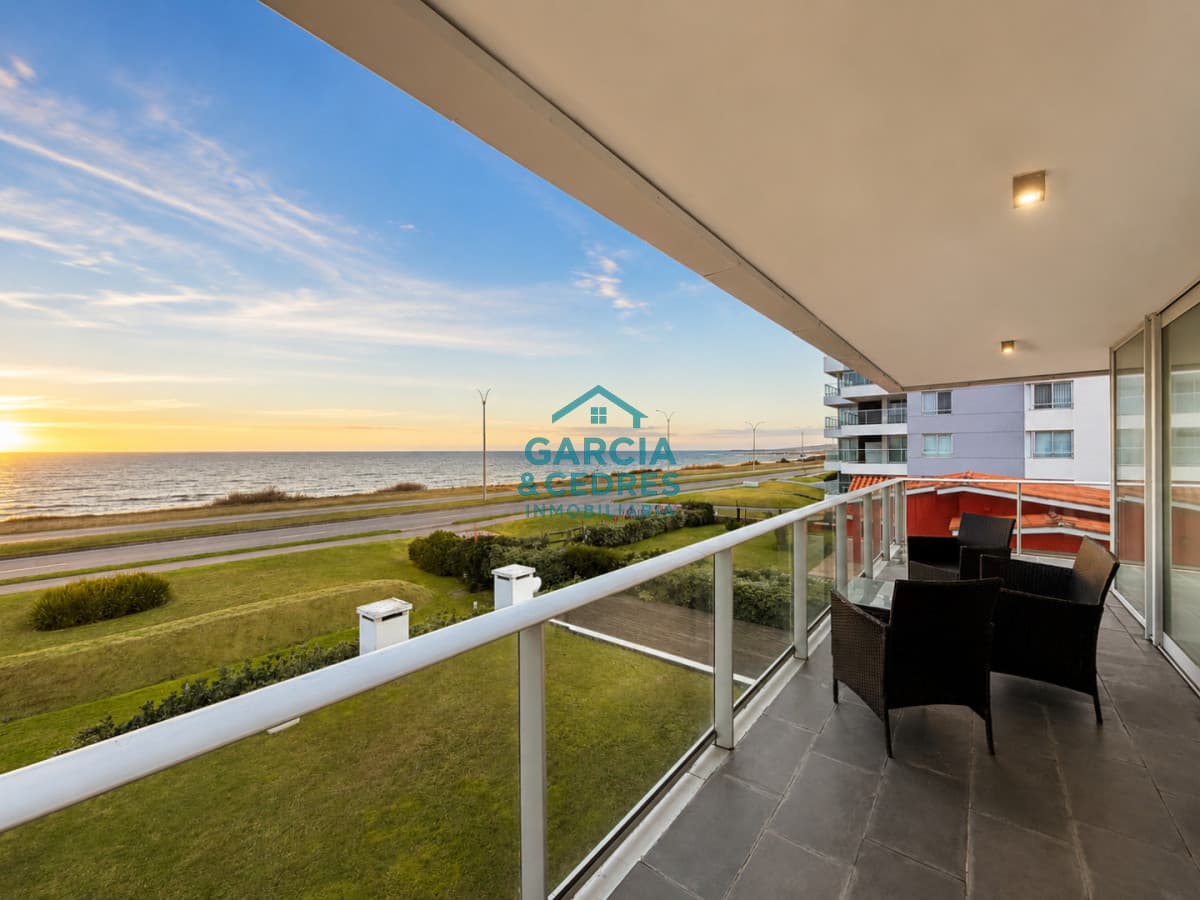 VENDE APARTAMENTO 2 DORMITORIOS 2 BAÑOS FRENTE AL MAR !