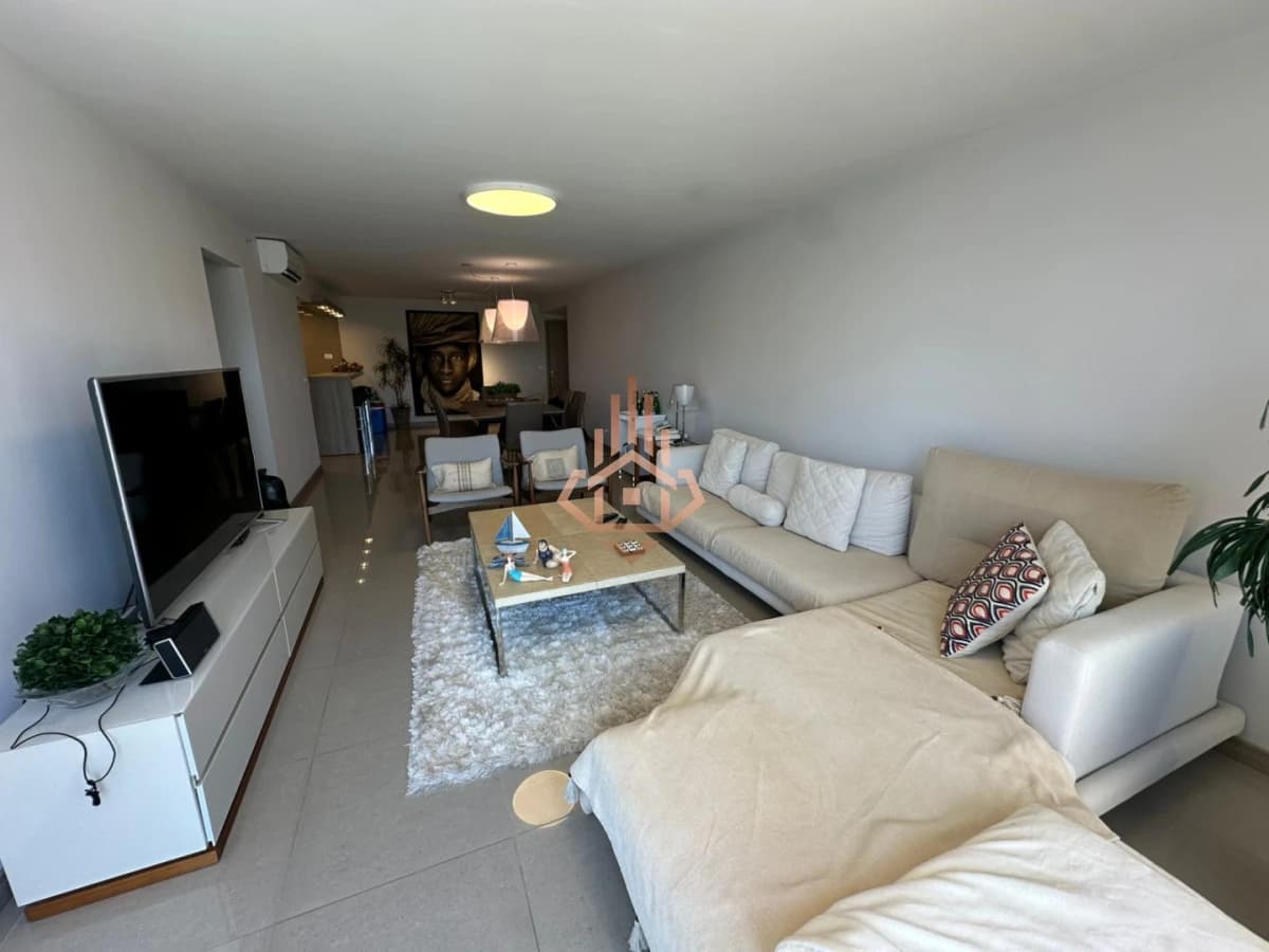 En venta apartamento de 3 dormitorios en Punta del Este, a solo metros del mar