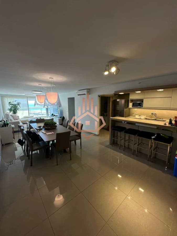 En venta apartamento de 3 dormitorios en Punta del Este, a solo metros del mar