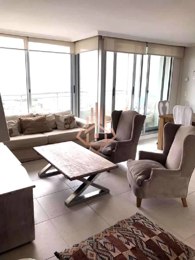 Vende apartamento de 2 dormitorios en Punta del Este con vista al mar