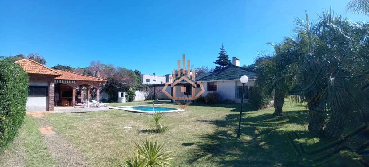 En venta casa de 5 dormitorios a metros del mar con parrillero y piscina en Punta del Este