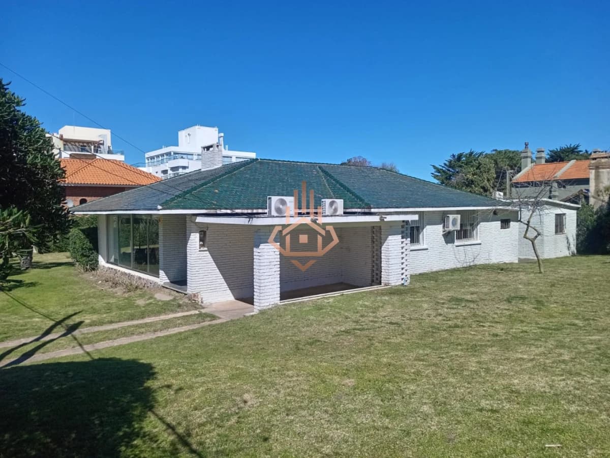 En venta casa de 5 dormitorios a metros del mar con parrillero y piscina en Punta del Este