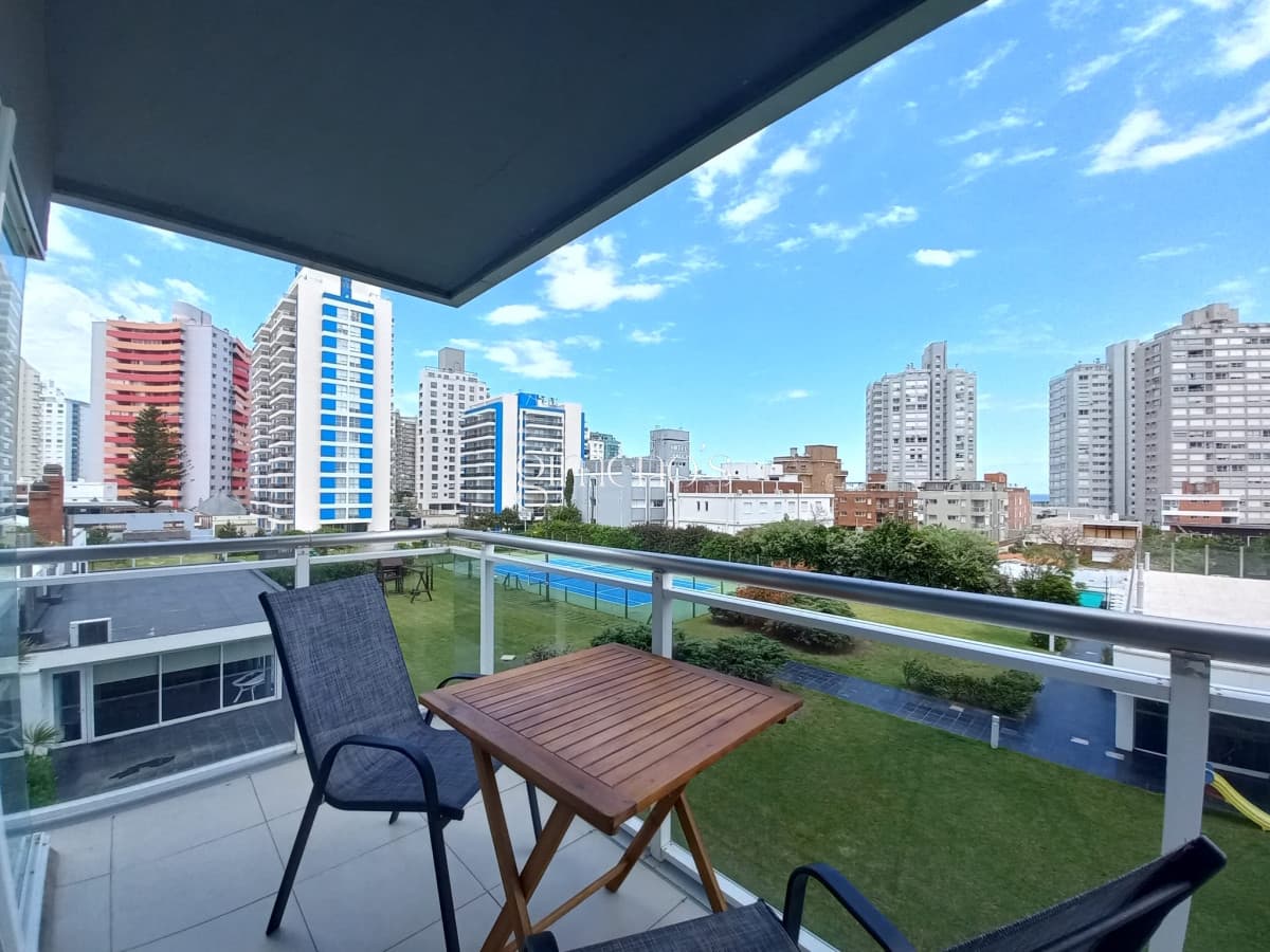 Apartamento de 3 Dormitorios en Venta - Punta del Este - Torre Mnahattan
