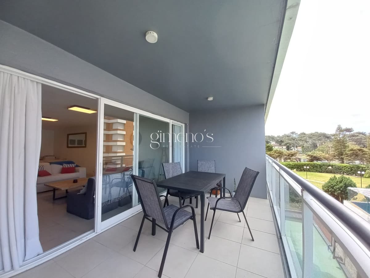 Apartamento de 3 Dormitorios en Venta - Punta del Este - Torre Mnahattan