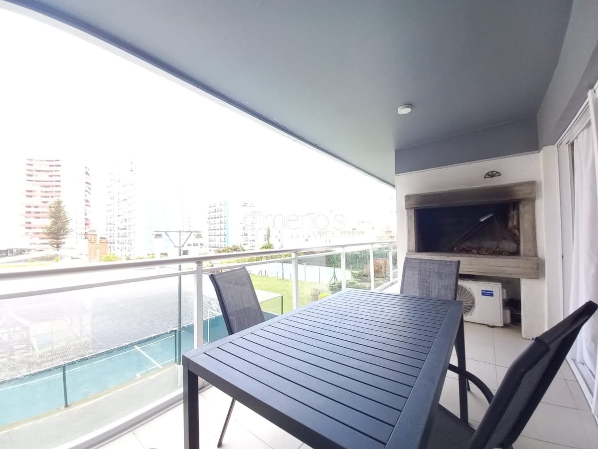 Apartamento de 3 Dormitorios en Venta - Punta del Este - Torre Mnahattan