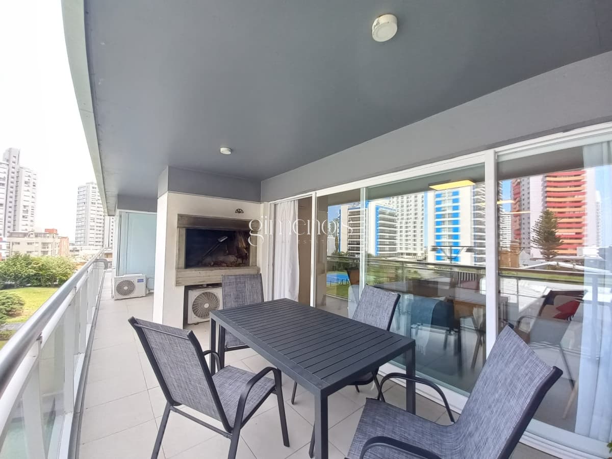 Apartamento de 3 Dormitorios en Venta - Punta del Este - Torre Mnahattan