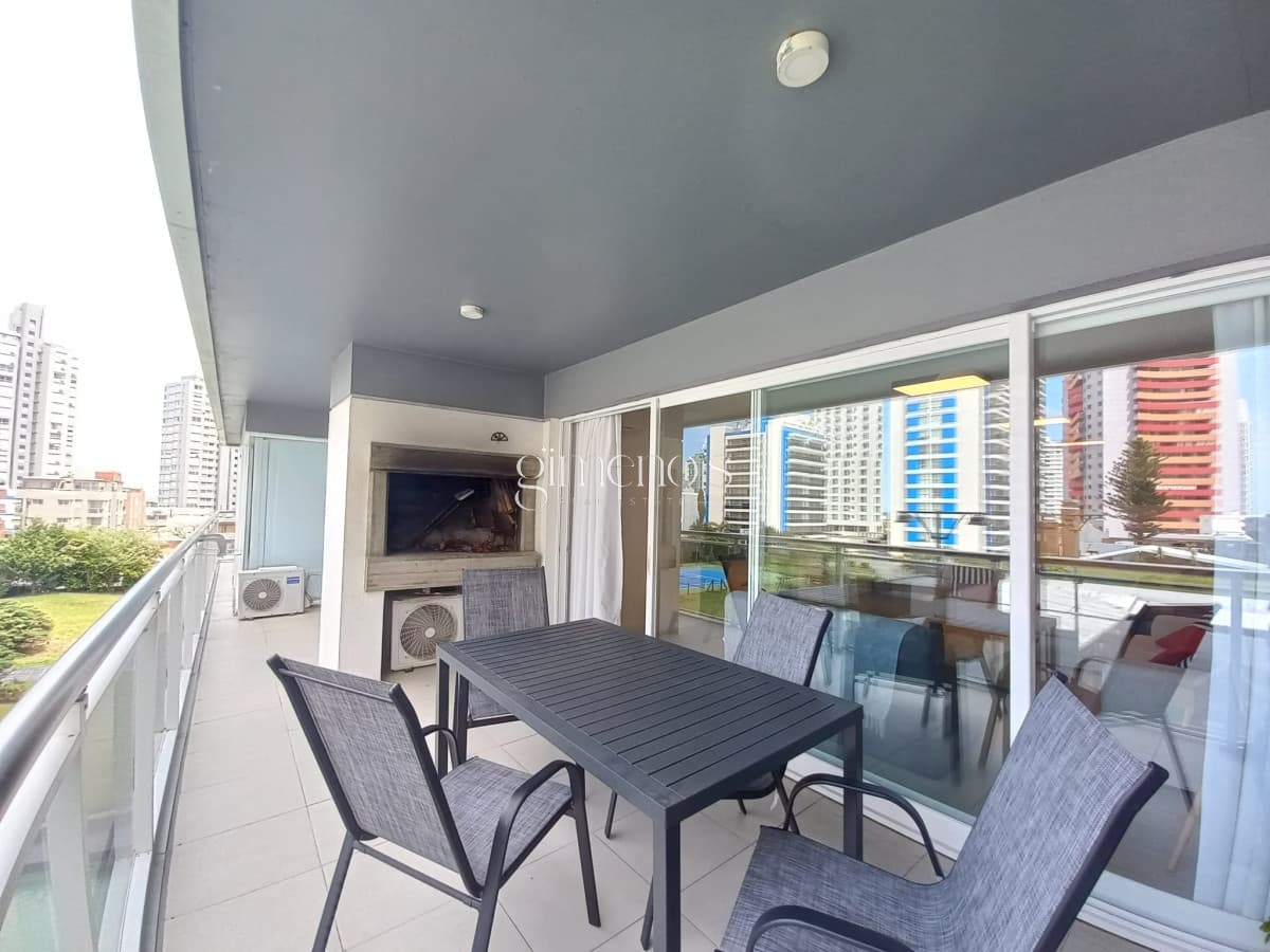 Apartamento de 3 Dormitorios en Venta - Punta del Este - Torre Mnahattan