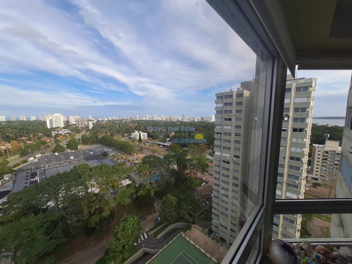 Alquiler Anual en Punta del Este 3 dormitorios y servicio sobre Roosevelt - Inmobiliaria Playa del Este