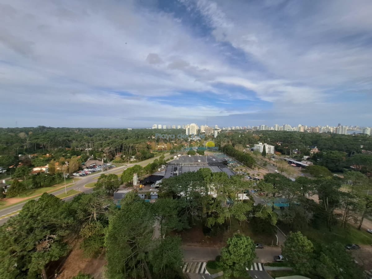 Alquiler Anual en Punta del Este 3 dormitorios y servicio sobre Roosevelt - Inmobiliaria Playa del Este
