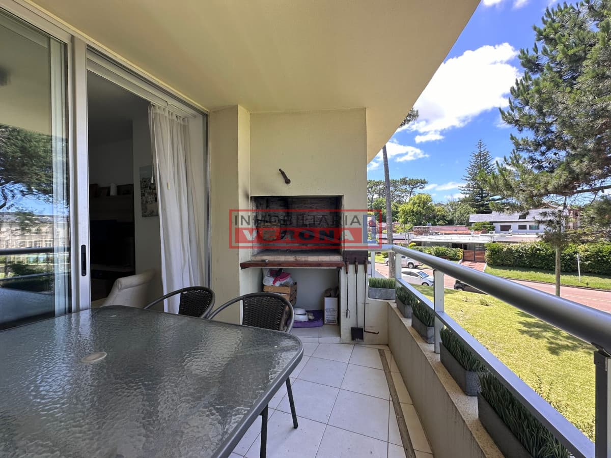 En alquiler apartamento de 2 dormitorios con Parrillero propio en Mansa, Punta del Este. - Inmobiliaria Verona Punta